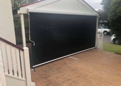 Straight drop sun screen blinds